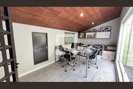 Casa à venda com 450m², 4 quartos e 3 vagas Casa à venda com 450m², 4 quartos e 3 vagasSótão - Escritorio