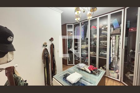 Casa à venda com 450m², 4 quartos e 3 vagas Casa à venda com 450m², 4 quartos e 3 vagasSuite 1 Closet