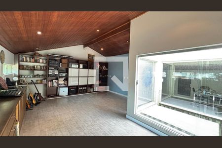 Casa à venda com 450m², 4 quartos e 3 vagas Casa à venda com 450m², 4 quartos e 3 vagasSótão - Estudio