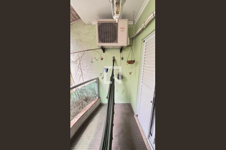 Casa à venda com 450m², 4 quartos e 3 vagas Casa à venda com 450m², 4 quartos e 3 vagasVaranda da Suíte 1