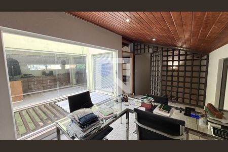 Casa à venda com 450m², 4 quartos e 3 vagas Casa à venda com 450m², 4 quartos e 3 vagasSótão - Escritorio