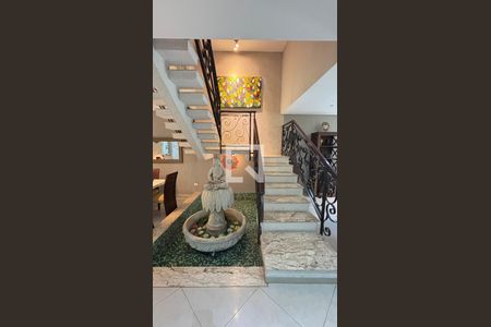 Casa à venda com 450m², 4 quartos e 3 vagas Casa à venda com 450m², 4 quartos e 3 vagasEscada