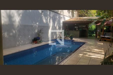 Casa à venda com 450m², 4 quartos e 3 vagas Casa à venda com 450m², 4 quartos e 3 vagasPiscina