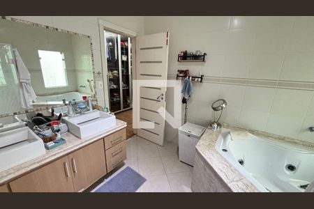 Casa à venda com 450m², 4 quartos e 3 vagas Casa à venda com 450m², 4 quartos e 3 vagasBanheiro da Suíte 1