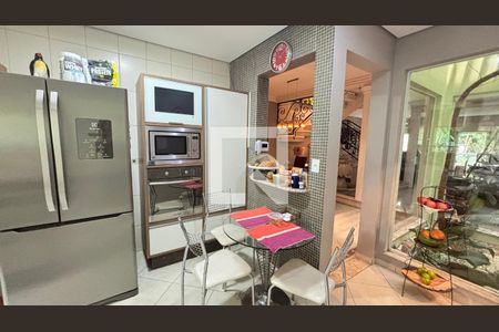 Casa à venda com 450m², 4 quartos e 3 vagas Casa à venda com 450m², 4 quartos e 3 vagasCozinha