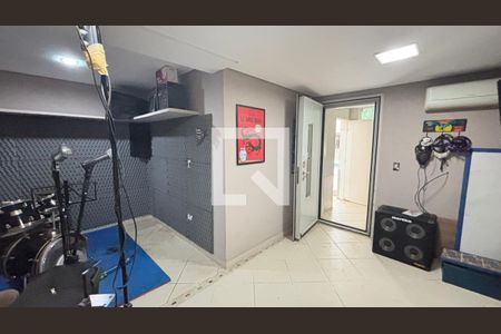 Casa à venda com 450m², 4 quartos e 3 vagas Casa à venda com 450m², 4 quartos e 3 vagasPorão - Estudio