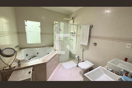 Casa à venda com 450m², 4 quartos e 3 vagas Casa à venda com 450m², 4 quartos e 3 vagasBanheiro da Suíte 1