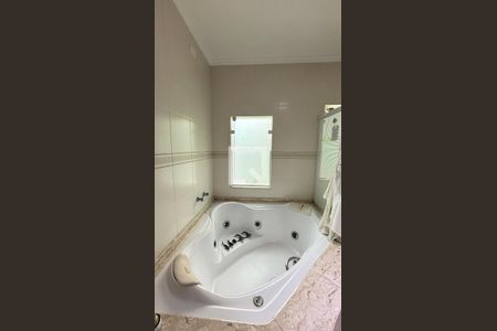 Casa à venda com 450m², 4 quartos e 3 vagas Casa à venda com 450m², 4 quartos e 3 vagasBanheiro da Suíte 1