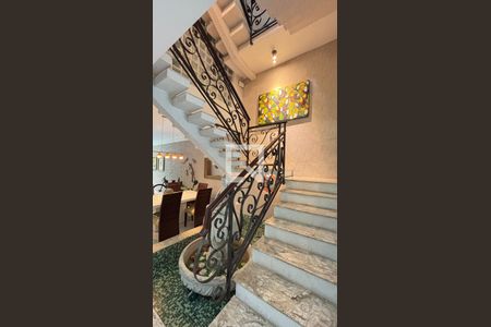 Casa à venda com 450m², 4 quartos e 3 vagas Casa à venda com 450m², 4 quartos e 3 vagasEscada