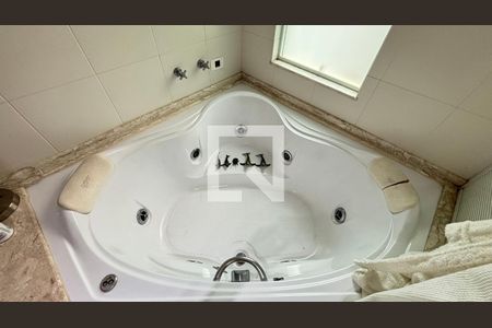 Casa à venda com 450m², 4 quartos e 3 vagas Casa à venda com 450m², 4 quartos e 3 vagasBanheiro da Suíte 1