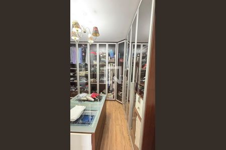 Casa à venda com 450m², 4 quartos e 3 vagas Casa à venda com 450m², 4 quartos e 3 vagasSuite 1 Closet