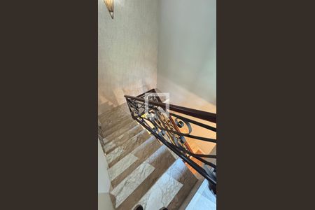 Casa à venda com 450m², 4 quartos e 3 vagas Casa à venda com 450m², 4 quartos e 3 vagasEscada