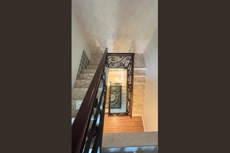 Casa à venda com 450m², 4 quartos e 3 vagas Casa à venda com 450m², 4 quartos e 3 vagasEscada