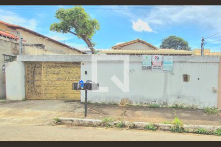 Casa à venda com 101m², 3 quartos e 2 vagas Casa à venda com 101m², 3 quartos e 2 vagasFachada