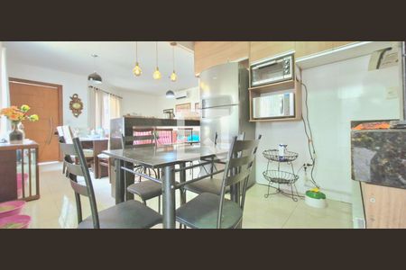 Casa à venda com 101m², 3 quartos e 2 vagas Casa à venda com 101m², 3 quartos e 2 vagasCozinha