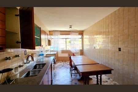 Casa à venda com 350m², 4 quartos e 1 vaga Casa à venda com 350m², 4 quartos e 1 vagaCozinha