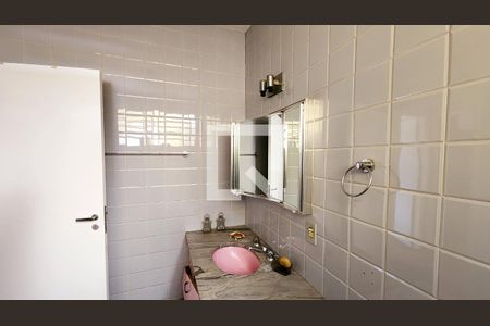 Casa à venda com 350m², 4 quartos e 1 vaga Casa à venda com 350m², 4 quartos e 1 vagaBanheiro