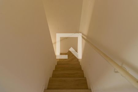 Casa de condomínio para alugar com 100m², 3 quartos e 2 vagas Casa de condomínio para alugar com 100m², 3 quartos e 2 vagasEscadas