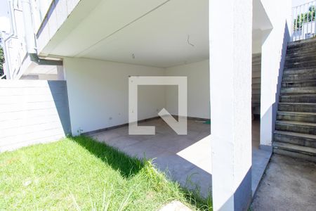 Casa de condomínio para alugar com 100m², 3 quartos e 2 vagas Casa de condomínio para alugar com 100m², 3 quartos e 2 vagasQuintal dos fundos e corredor lateral