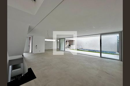 Sala  de casa de condomínio à venda com 4 quartos, 486m² em Jardim Cordeiro, São Paulo