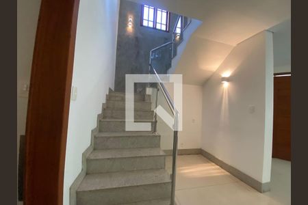 Escada de casa à venda com 3 quartos, 191m² em Boa Vista, Belo Horizonte