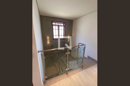 Escada de casa à venda com 3 quartos, 191m² em Boa Vista, Belo Horizonte