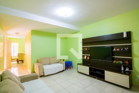 Sala de estar de casa à venda com 3 quartos, 226m² em Vila Pires, Santo André