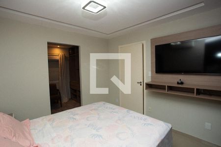 Quarto 1 - TV e entrada do closet de casa à venda com 2 quartos, 230m² em Harmonia, Canoas