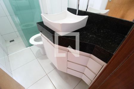 Banheiro do Quarto 1 de apartamento para alugar com 2 quartos, 60m² em Santa Mônica, Uberlândia