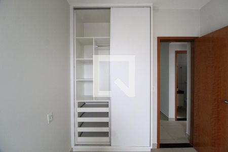 Quarto 1 - Suíte de apartamento para alugar com 2 quartos, 60m² em Santa Mônica, Uberlândia