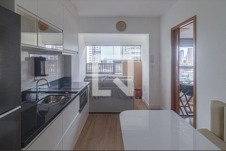 sala e cozinha compartilhadas com sacada extendida_1 de apartamento para alugar com 1 quarto, 32m² em Vila Gumercindo, São Paulo