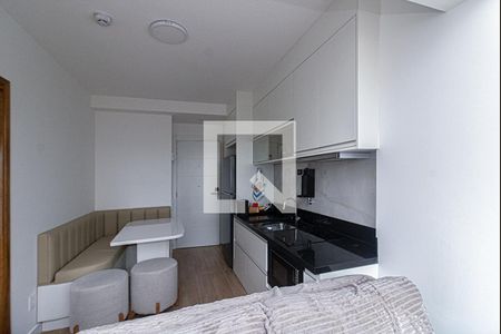 sala e cozinha compartilhadas com sacada extendida_4 de apartamento para alugar com 1 quarto, 32m² em Vila Gumercindo, São Paulo