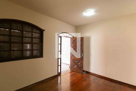 Sala de casa à venda com 3 quartos, 190m² em Heliópolis, Belo Horizonte