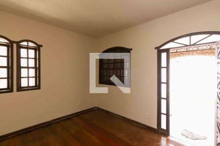 Sala de casa à venda com 3 quartos, 190m² em Heliópolis, Belo Horizonte