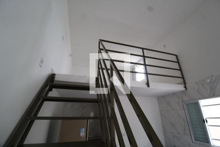 Escada de kitnet/studio para alugar com 1 quarto, 35m² em Jardim Inconfidência, Uberlândia