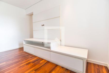 Sala de TV de apartamento à venda com 2 quartos, 83m² em Jardim Tupanci, Barueri