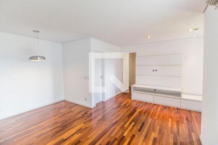 Sala de TV de apartamento à venda com 2 quartos, 83m² em Jardim Tupanci, Barueri