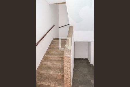 Escada de casa para alugar com 3 quartos, 400m² em Vila Romana, São Paulo