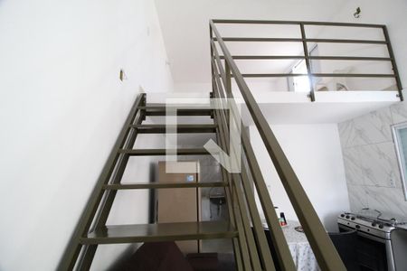 Escada de kitnet/studio para alugar com 1 quarto, 35m² em Jardim Inconfidência, Uberlândia