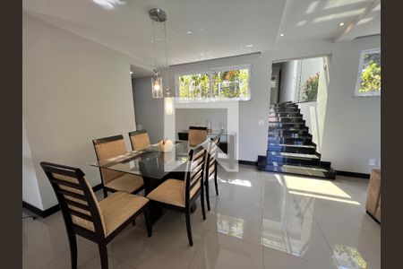 Sala de casa de condomínio à venda com 3 quartos, 210m² em Taquara, Rio de Janeiro