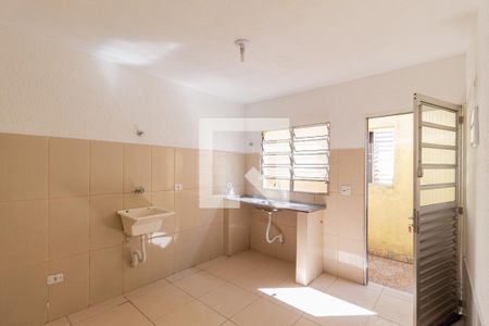 Cozinha e área de serviço de casa para alugar com 1 quarto, 30m² em Vila Jussara, Carapicuíba