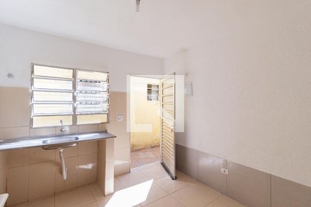 Cozinha e área de serviço de casa para alugar com 1 quarto, 30m² em Vila Jussara, Carapicuíba