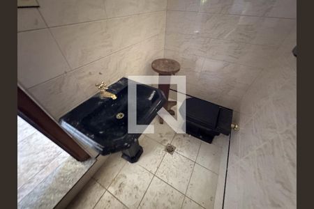 banheiro do escritorio de casa para alugar com 4 quartos, 360m² em Jardim Riacho das Pedras, Contagem