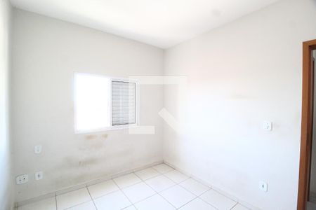 Quarto 2 de apartamento para alugar com 2 quartos, 53m² em Jardim Holanda, Uberlândia