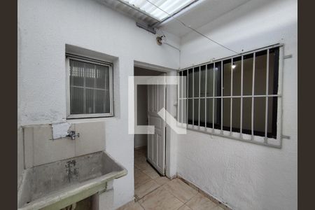 Área de serviço e entrada  de casa para alugar com 1 quarto, 20m² em Vila Liviero, São Paulo