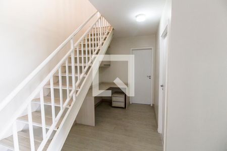 Escada de apartamento para alugar com 3 quartos, 98m² em Centro, Carapicuíba