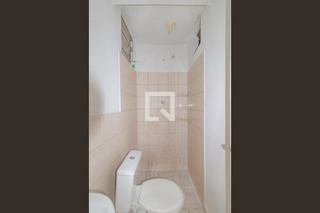 Banheiro de casa para alugar com 1 quarto, 33m² em Vila Silva Ribeiro, Carapicuíba