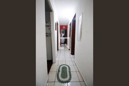 Corredor de apartamento para alugar com 3 quartos, 58m² em Parque Pinheiros, Taboão da Serra