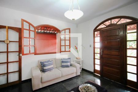 Sala de casa à venda com 4 quartos, 226m² em Betânia, Belo Horizonte