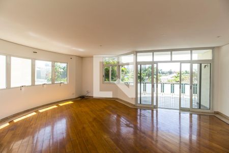 Sala de TV de casa de condomínio para alugar com 4 quartos, 600m² em Jardim Paulista, Barueri